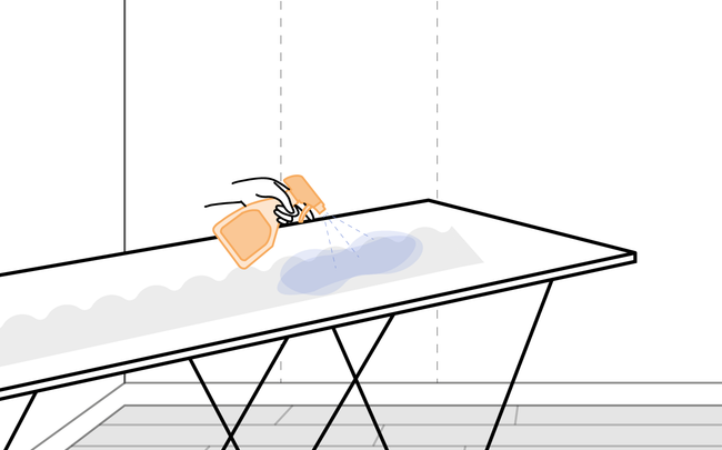 Dessin d'une main vaporisant de l'eau sur une frise pré-encollée