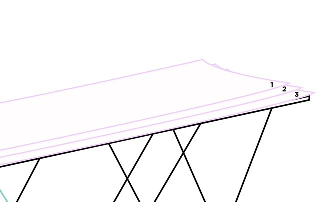 Lés de papier peint numérotés sur une table à tapisser