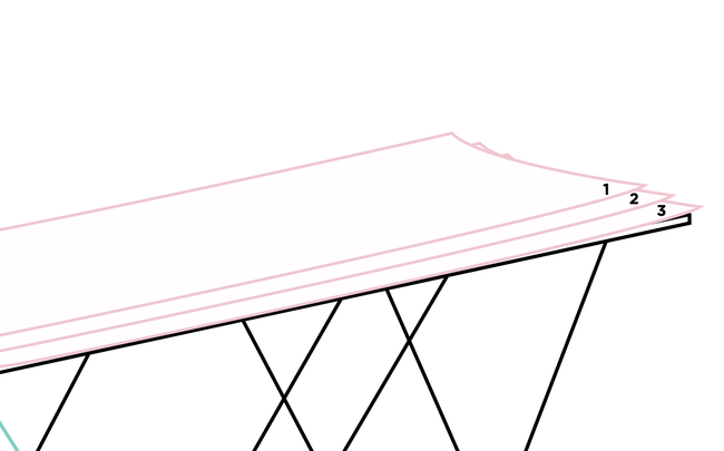 Lés de papier peint numérotés sur une table à tapisser