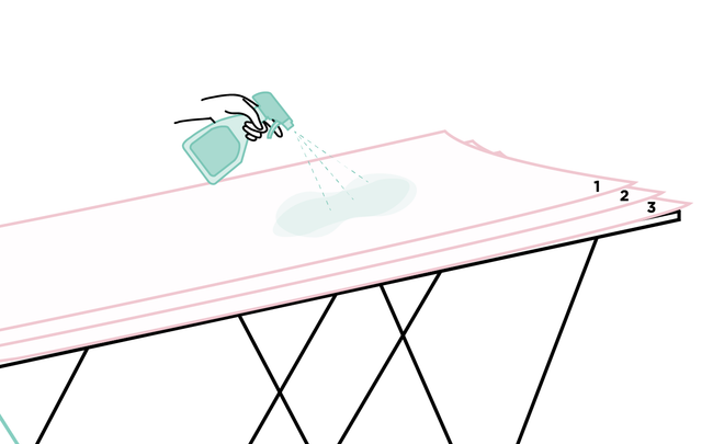 Dessin de main vaporisant de l'eau sur du papier peint pour activer la colle