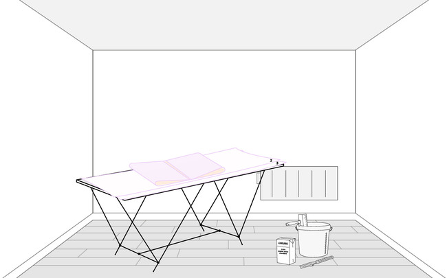 Lés de papier peint numérotés et pliés sur une table à tapisser dans une pièce