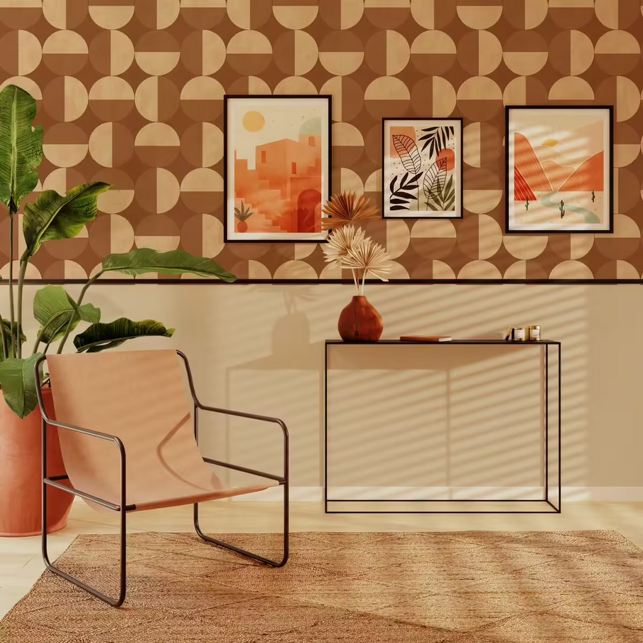 Papier peint géométriques ronds aux couleurs terreuses dans salon avec mobilier métallique et images encadrées 