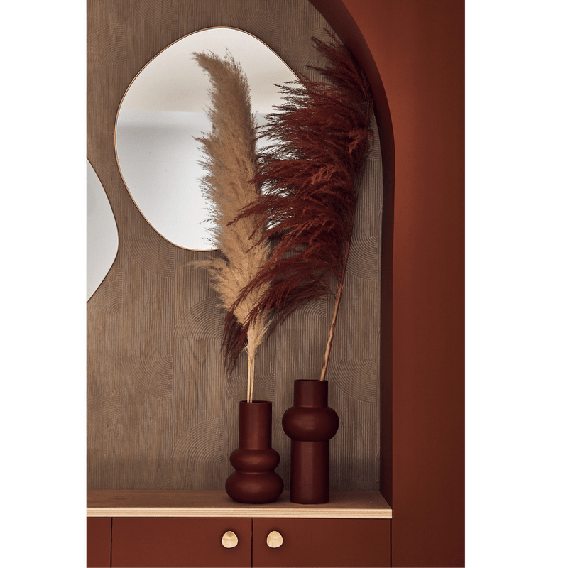Mur couleur terracotta et papier peint imitation bois, miroirs au mur