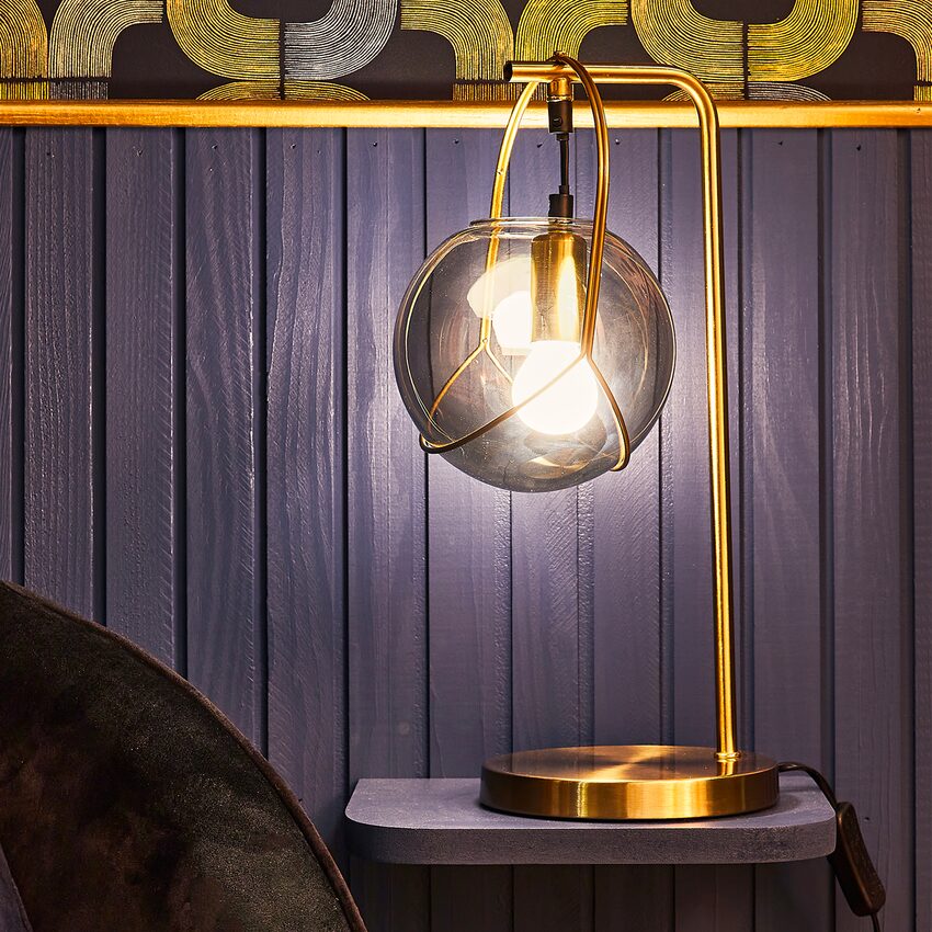 Lampe à poser globe suspendu, pied doré