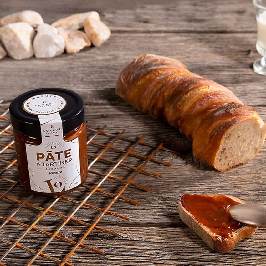 Pâte à tartiner avec pain et tartine