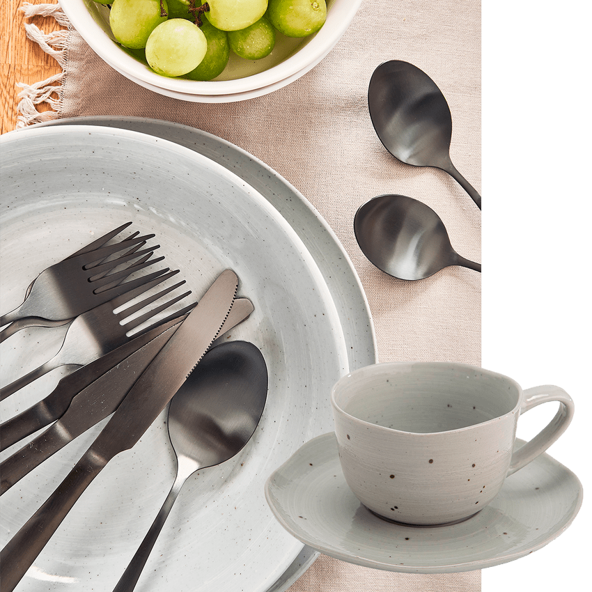 Moodboard avec couverts gris foncés et assiettes et tasse en céramique gris clair