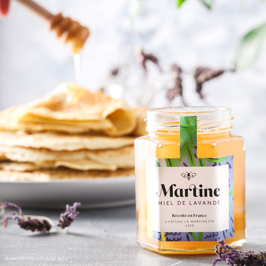 Pot de miel de lavande de Martine, avec assiette de crêpes et cuillère à miel 