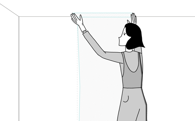 Dessin de femme posant de la toile de verre au mur