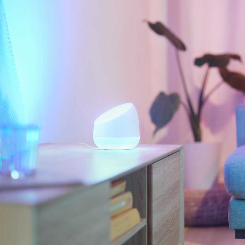 Lampe connectée avec variations de lumière et de couleurs