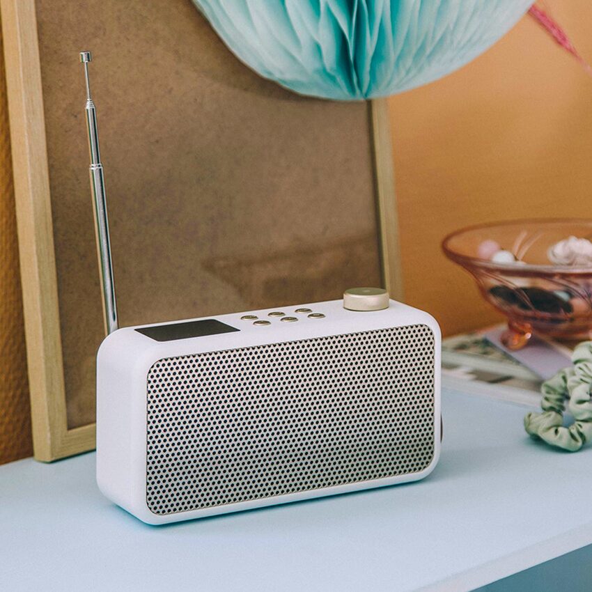 Enceinte blanche ressemblant à une radio avec antenne