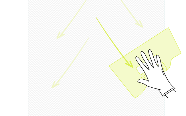 Dessin de main gantée marouflant vers le bas la toile de verre à l'aide d'une spatule