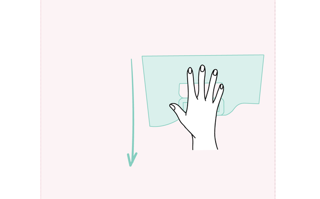 Dessin de main marouflant vers le bas à l'aide d'une spatule le papier peint posé