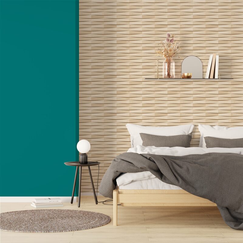 Mur bleu canard à papier peint à imitation parement bois clair dans une chambre