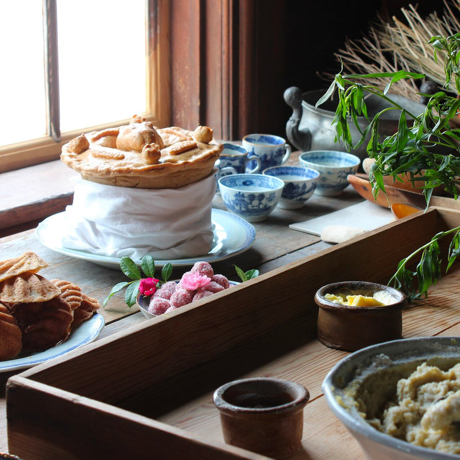 Plan de travail avec pâtisserie et vaisselle blanche et bleue