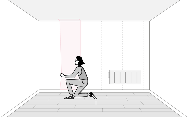 Dessin de femme dépliant le bas du papier peint posé au mur