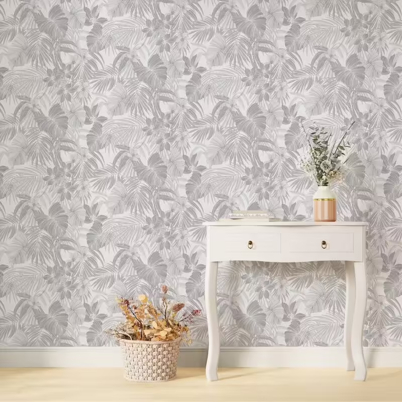 Papier peint feuillage argenté avec console blanche et panier à fleurs