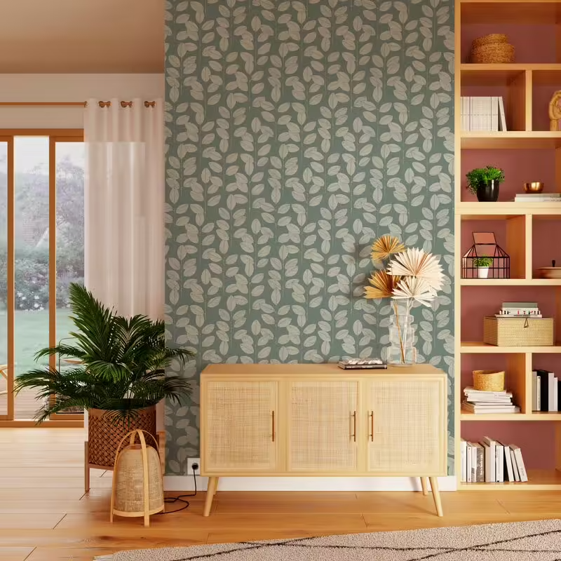 Papier peint feuillage colirs vert sauge dans salon avec buffet et étagère