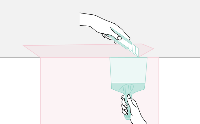 Dessin de mains coupant le surplus de papier peint en haut du mur à l'aide d'un couteau à émarger et d'un cutter