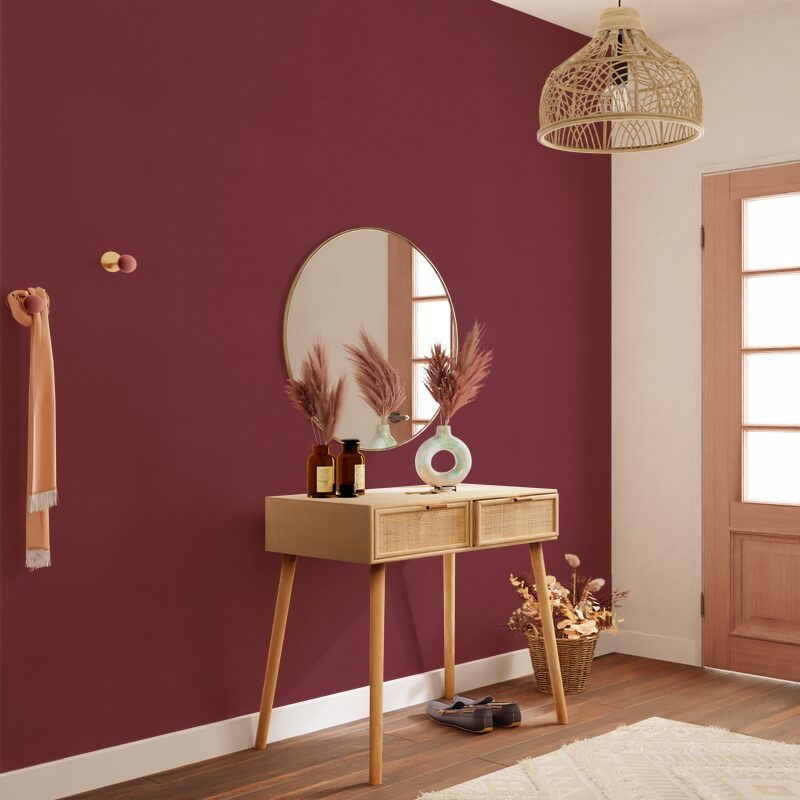 Entrée avec papier peint Malya coloris prune, console et miroir rond