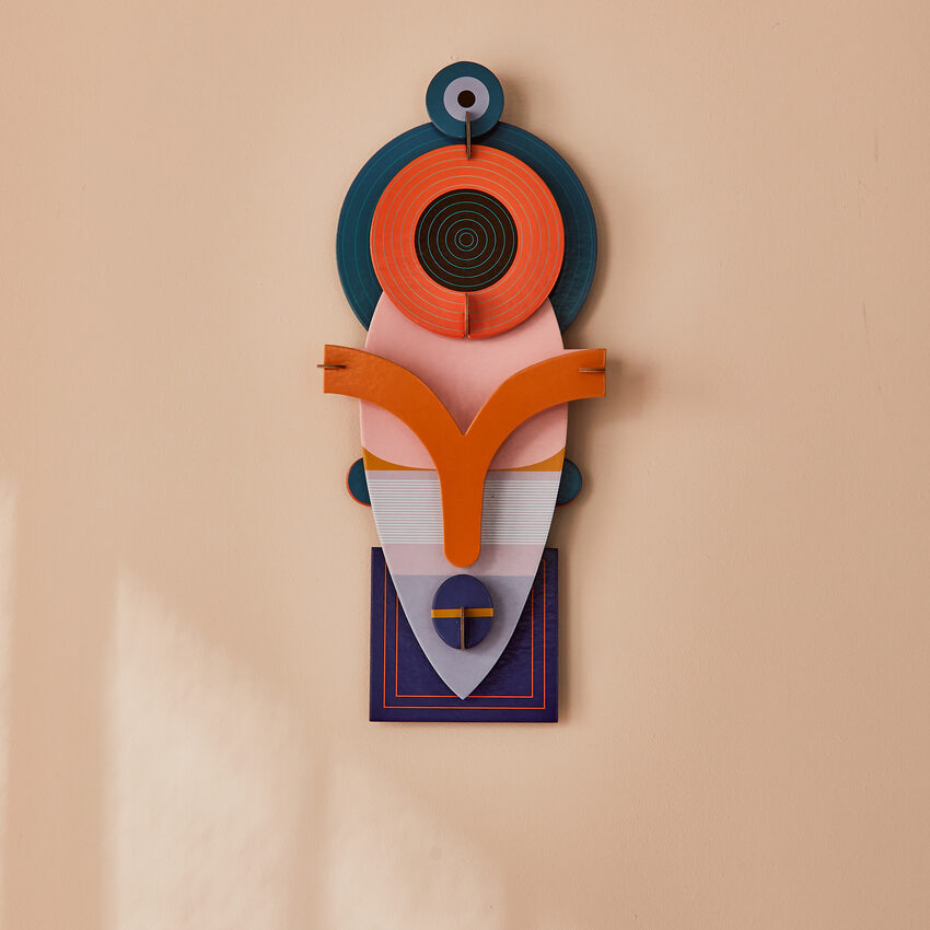 Décoration murale masque LAMU de Studio Roof accrochée au mur