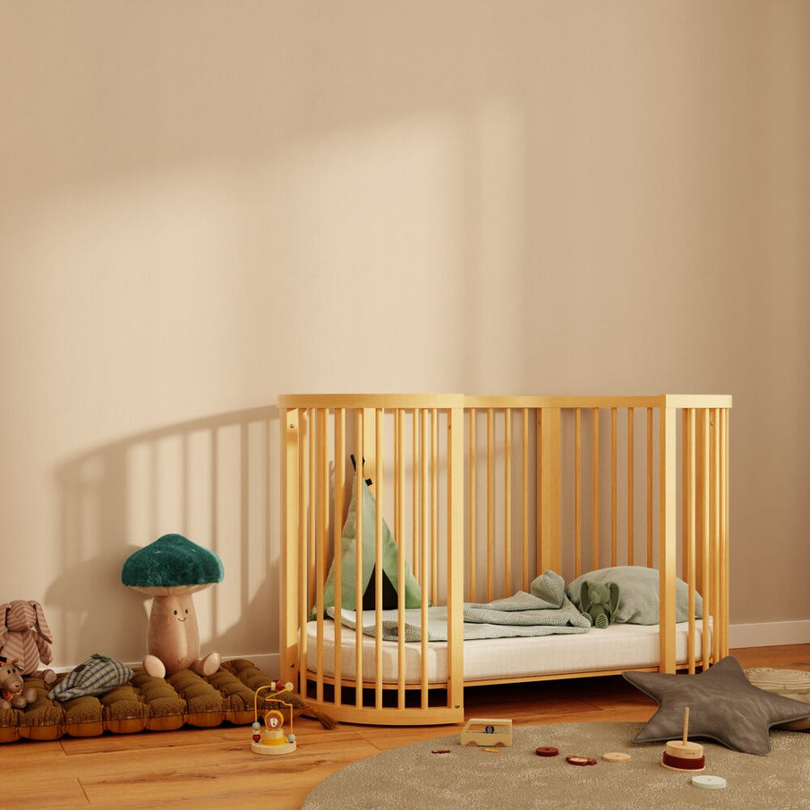 Chambre enfant, lit en bois clair, linge vert sauge