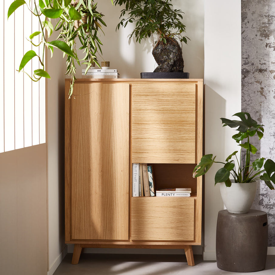 Buffet en bois dans niche 