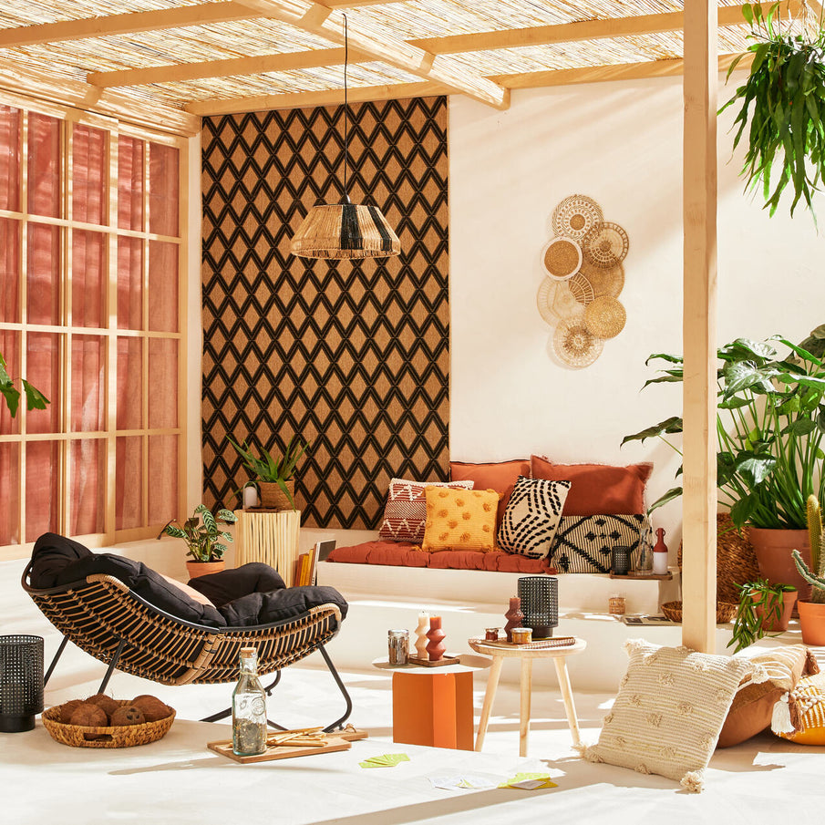Décor terrasse avec une ambiance nomade, salon de jardin et déco en matières naturelles