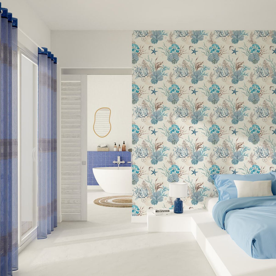 Chambre avec papier peint coraux, avec une porte ouverte sur la salle de bain