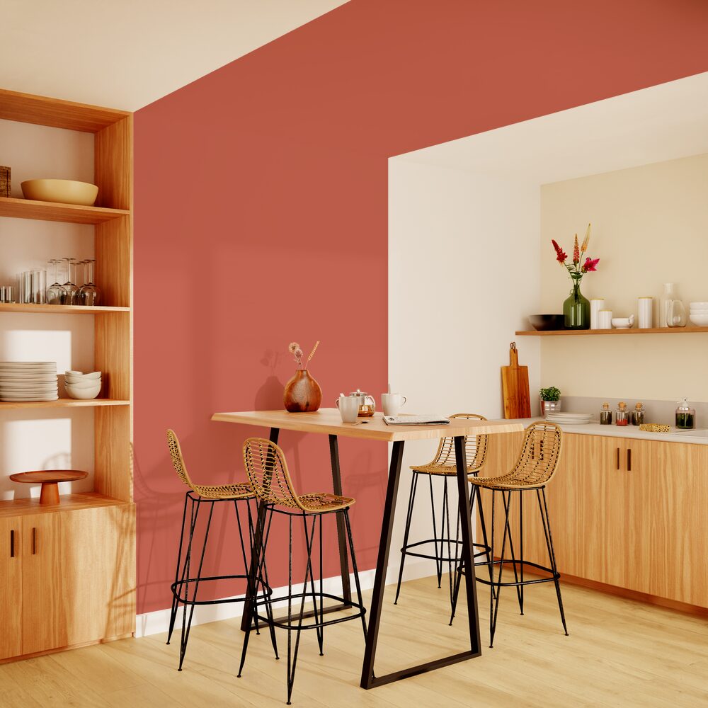 Coin repas d'une cuisine avec un mur couleur terracotta 