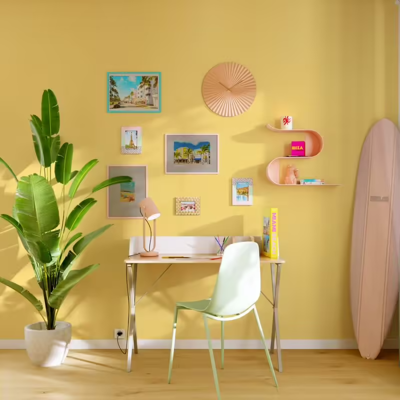 Papier peint jaune clair dans un décor de bureau