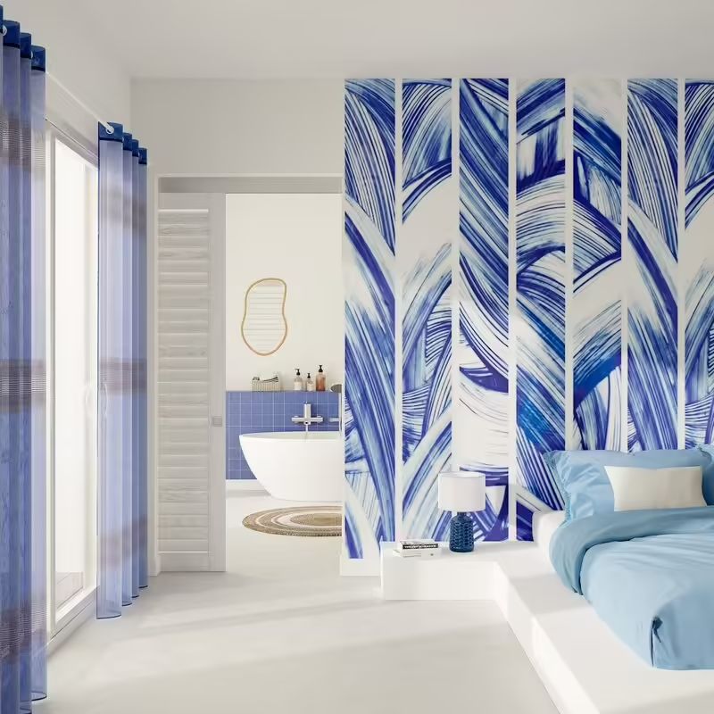 Chambre aux tons bleu et blanc avec une porte donnant sur une salle de bain