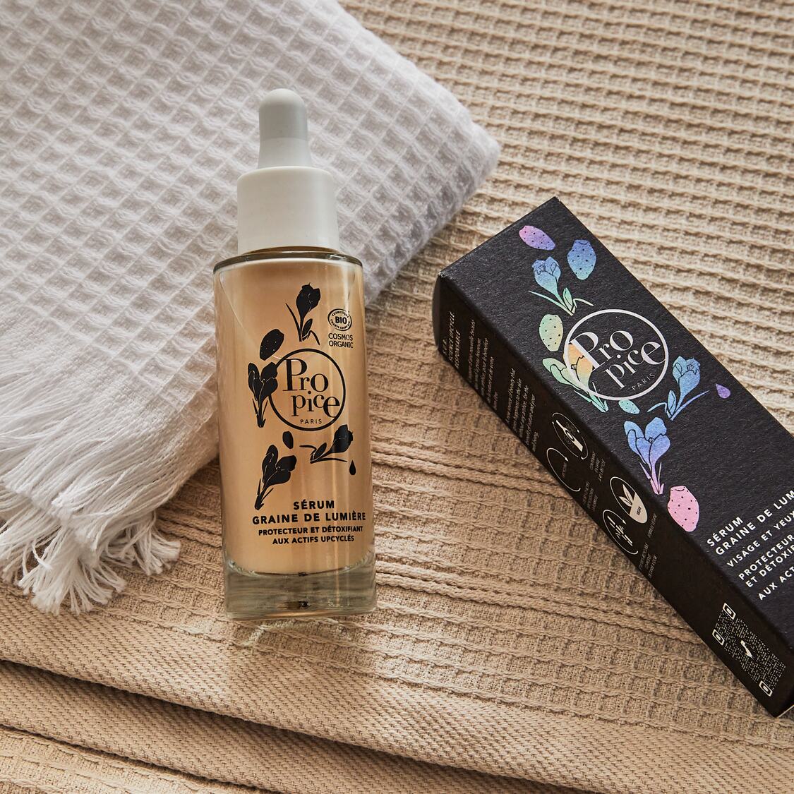 Flacon Sérum Graine de lumière de la marque Propice Paris