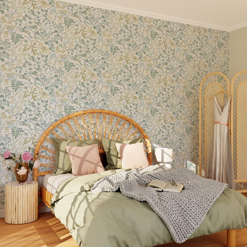 Chambre avec papier peint à motif feuillage dans les tons verts et déco en rotin