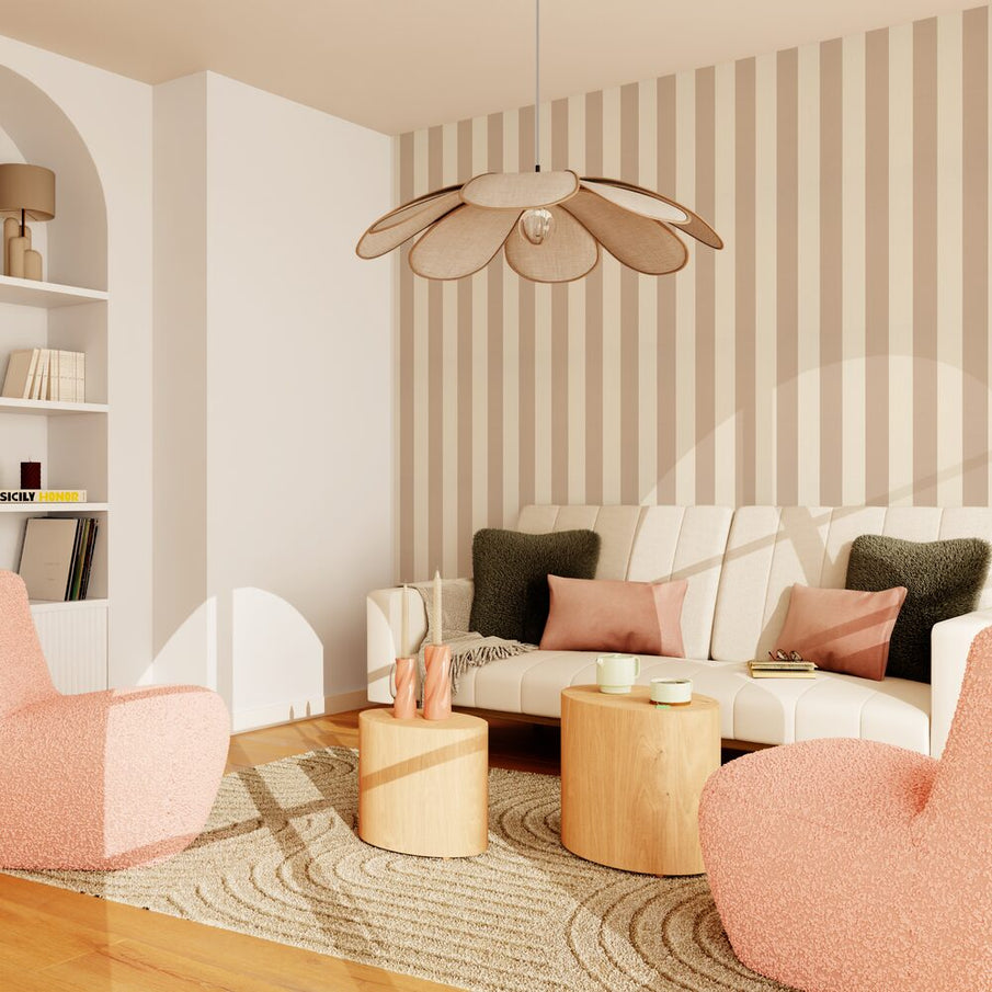 Papier peint rayé, canapé blanc et fauteuils laine bouclée rosé