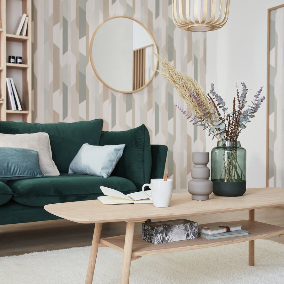 Salon scandinave avec canapé vert et papier peint à motif géométrique