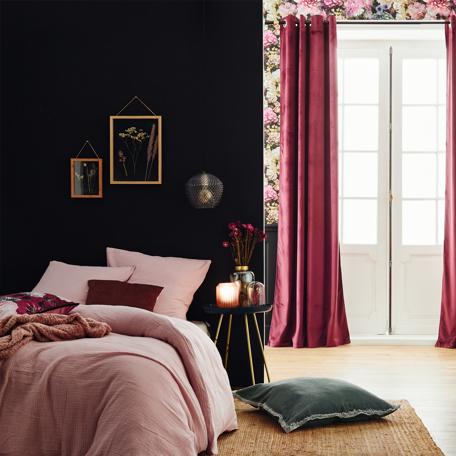 Chambre style romantique, papier peint fleuri et rideaux en velours
