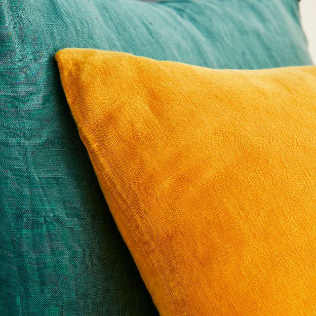 Coussin LINHA coloris jaune safran 45 x 45 cm