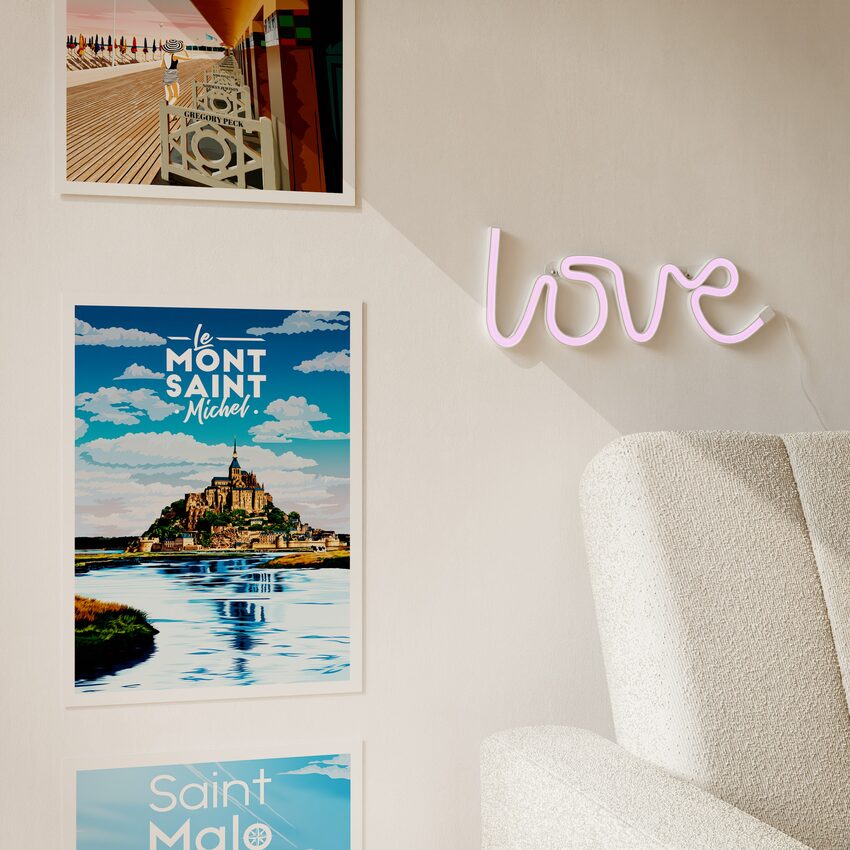 Déco murale avec néon rose Love et affiches de villes bretonnes Printymania