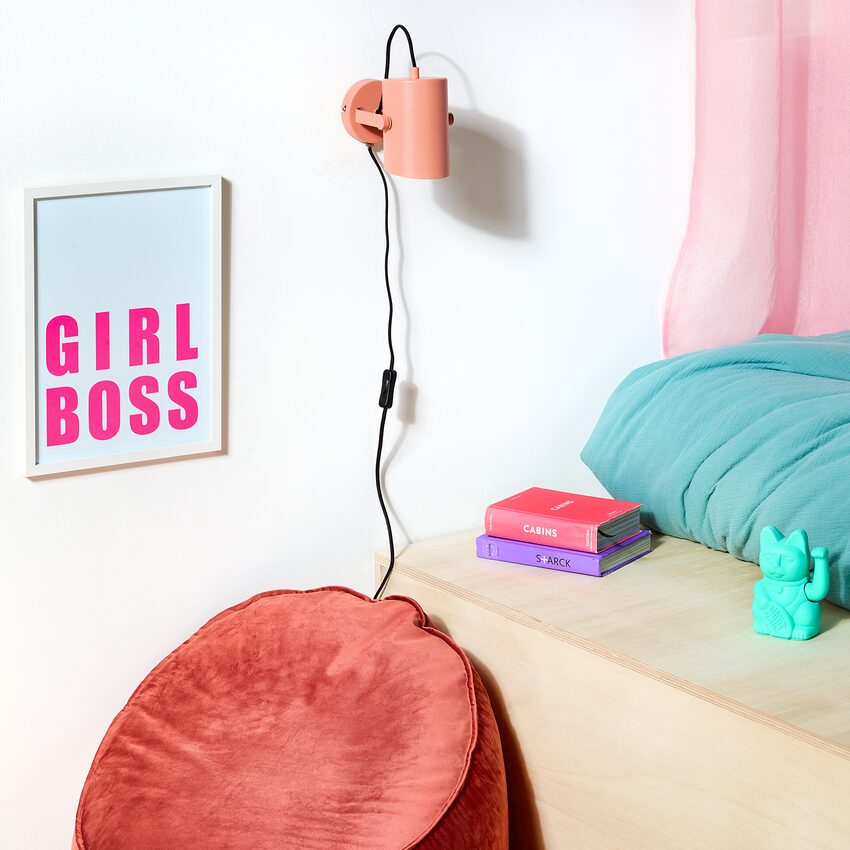 Coin de chambre ado avec pouf rose, image encadrée, applique rose et déco