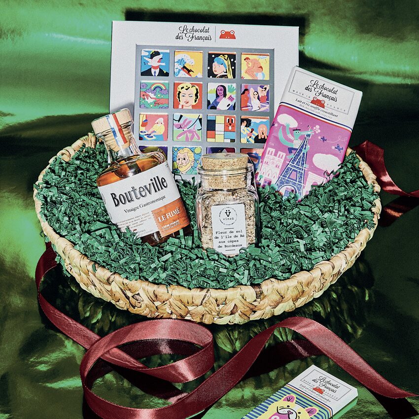 Panier garni avec chocolats, vinaigre gastronomique et fleur de sel  sur fond vert