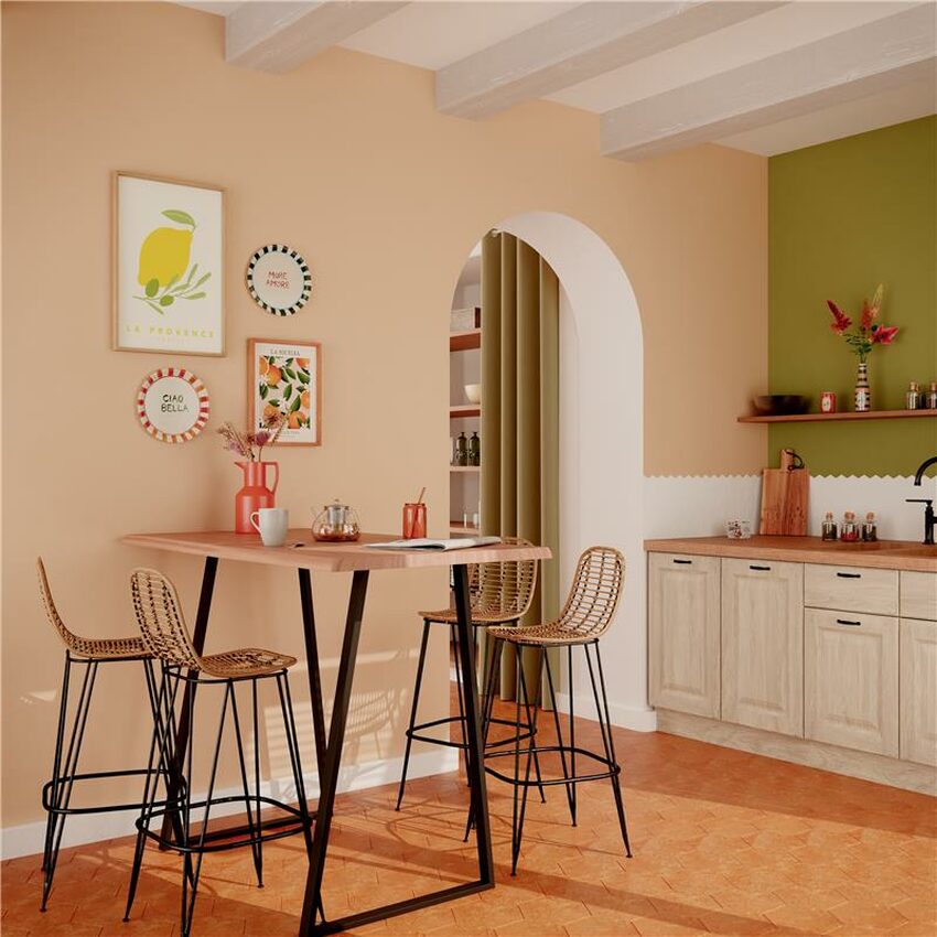 Coin repas type bar dans une cuisine méditerranéenne aux tons abricot et vert olive