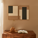 Duo de tableaux motif géométrique noir, beige et brun accrochés sur un mur moccha