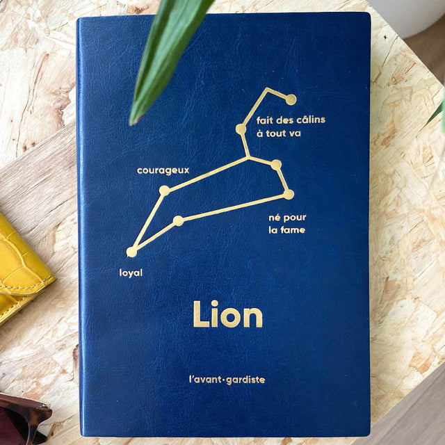 L'AVANT GARDISTE Carnet ASTRO LION coloris bleu