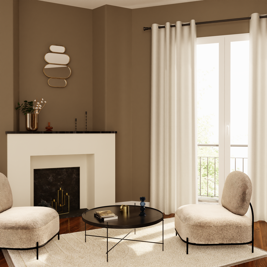 Deux fauteuils blancs dans un salon ton brun clair et rideaux blancs tamisants 