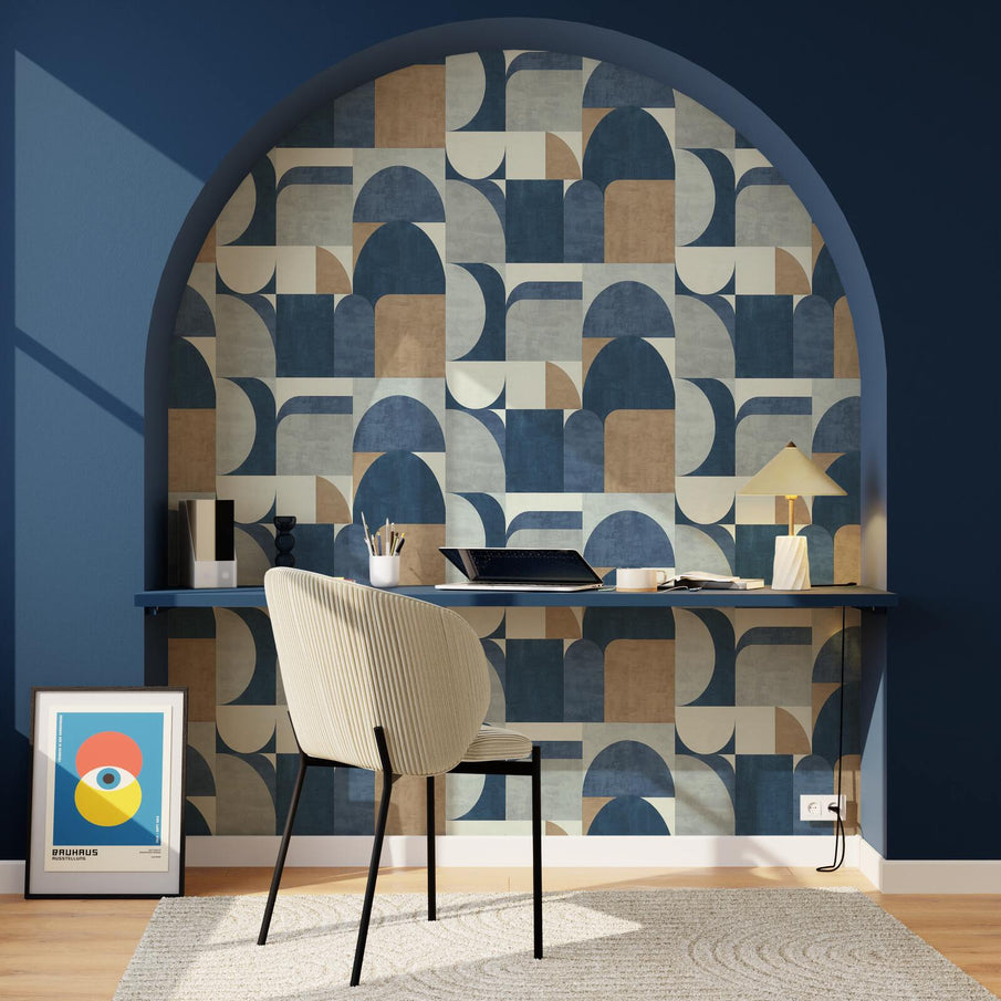 Espace bureau au ton bleu avec papier peint géométrique