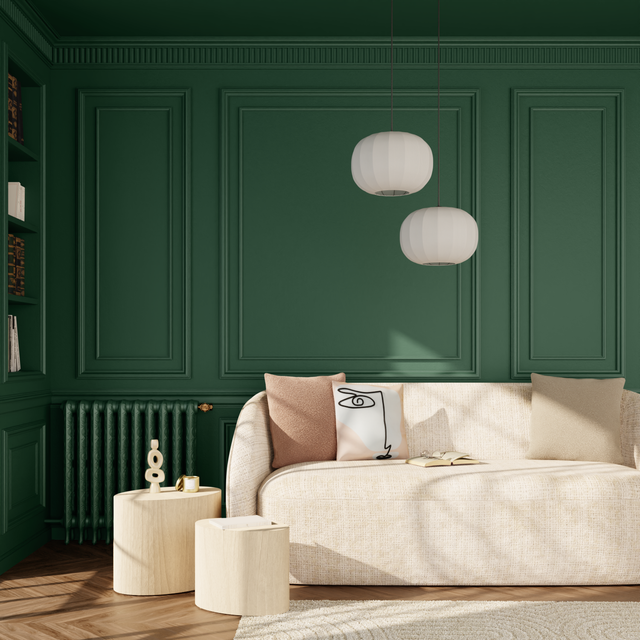 Peinture vert foncé sur le mur et plafond dans salon beige