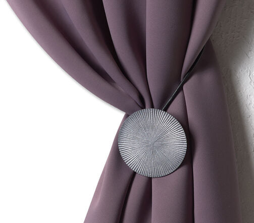 Embrasse autour d'un rideau