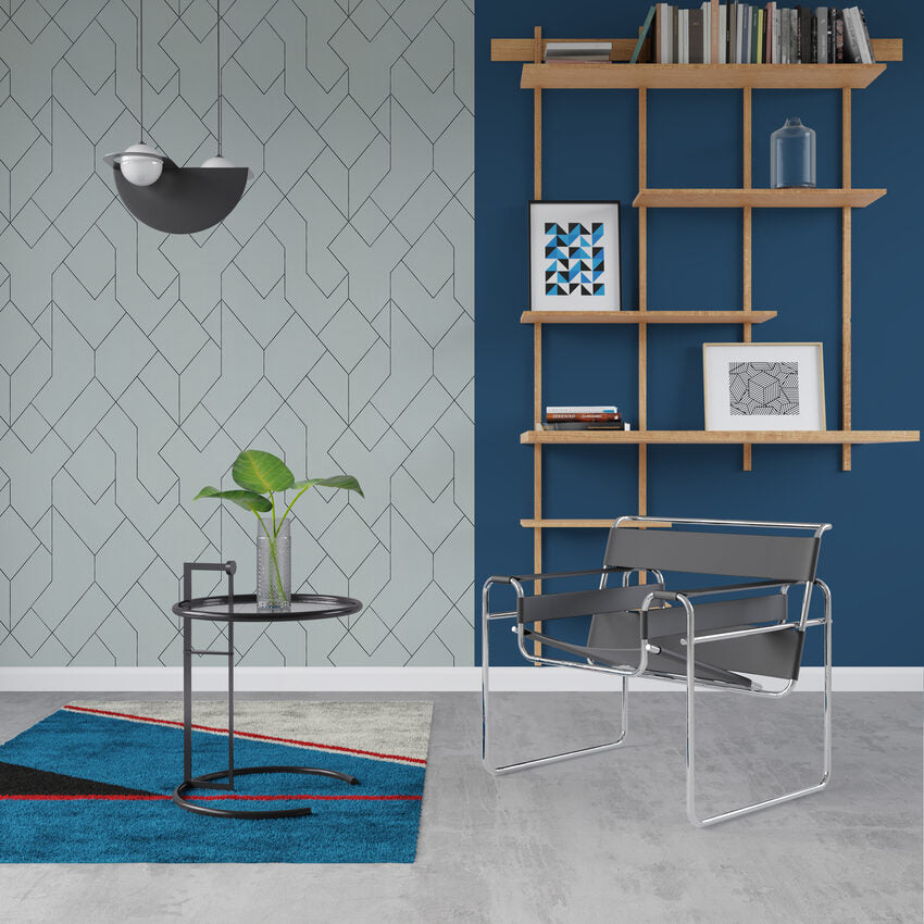 Salon avec mur bleu nuit et papier peint à formes géométriques 