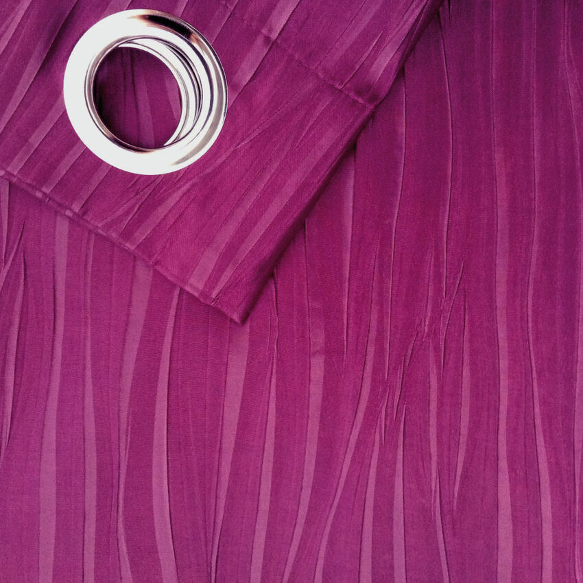 Zoom sur un rideau texturé violet 