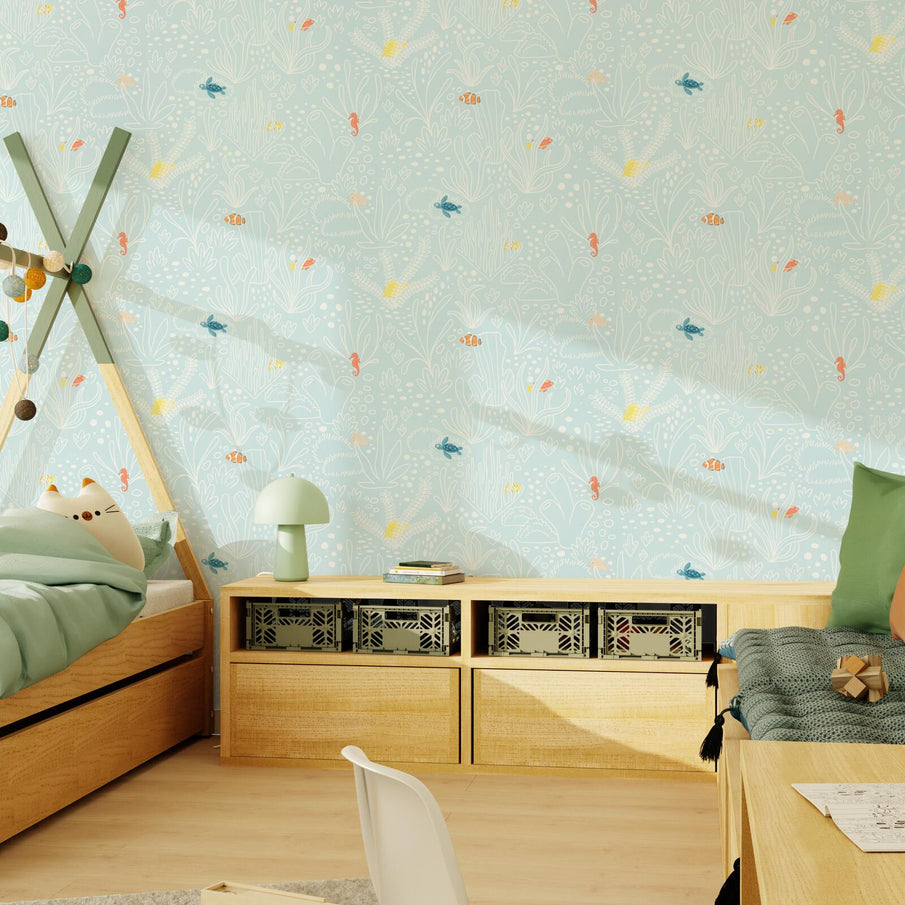 Chambre enfant avec papier peint bleu au motif aquatique